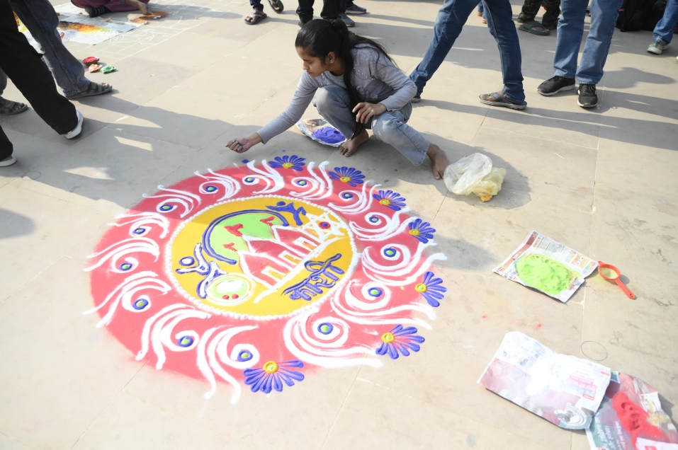 छात्रों की रंगोलियों में दिखी उत्तर - दक्षिण भारतीय संस्कृतियों की झलक, अस्सी घाट बना आकर्षण का केंद्र